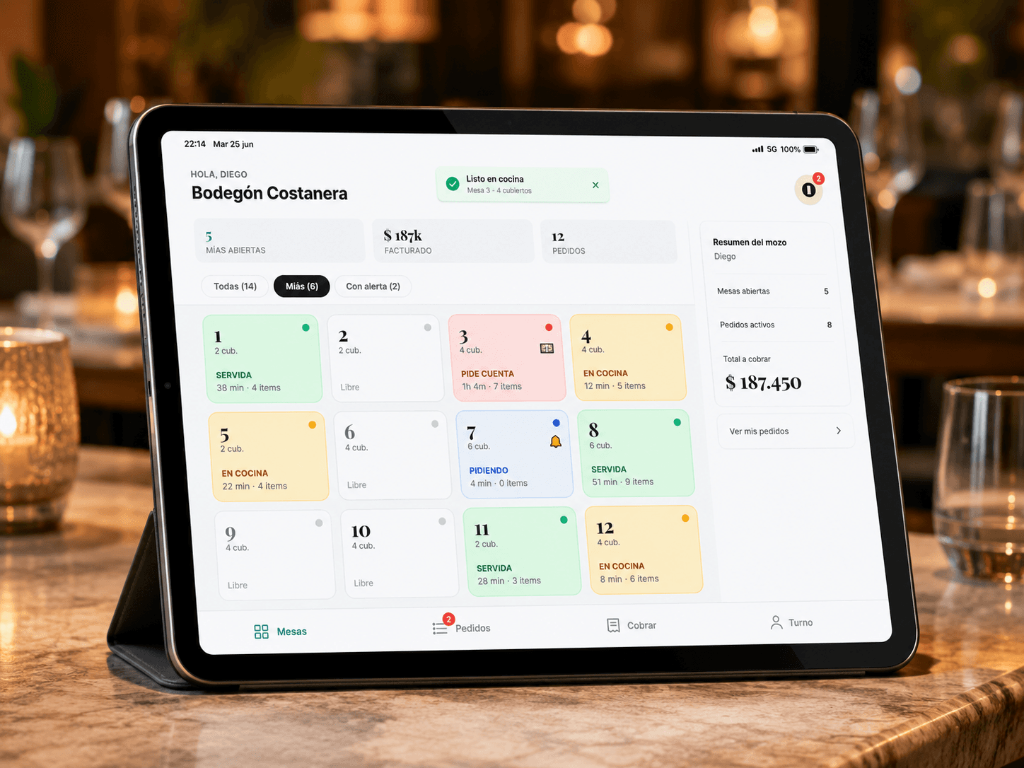 Panel del mozo en tablet: pedidos activos por mesa con totales y estados